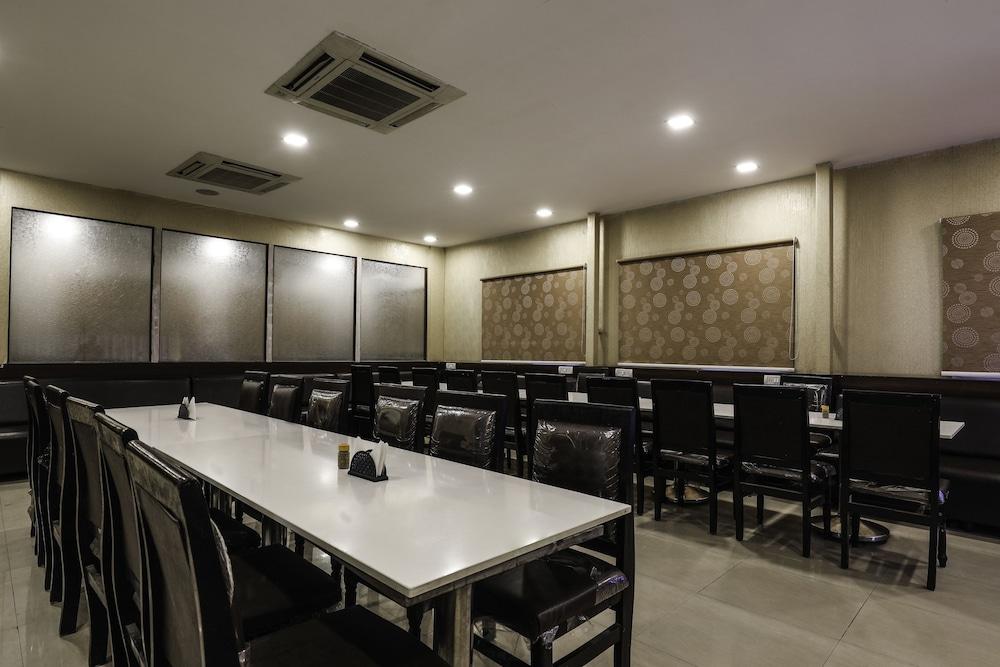 Treebo Trend Hotel Jp Plaza Nampally Хайдарабад Экстерьер фото