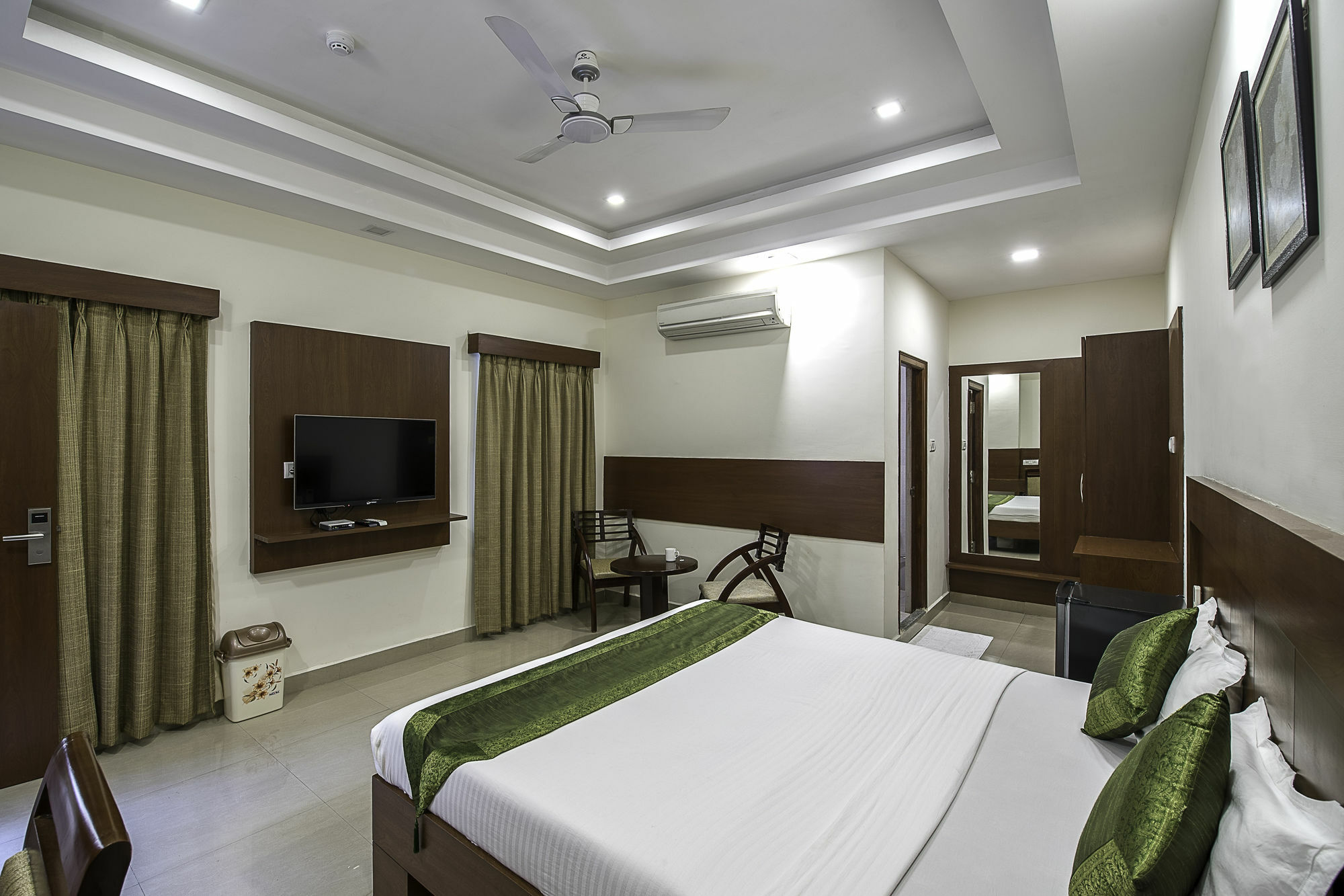 Treebo Trend Hotel Jp Plaza Nampally Хайдарабад Экстерьер фото