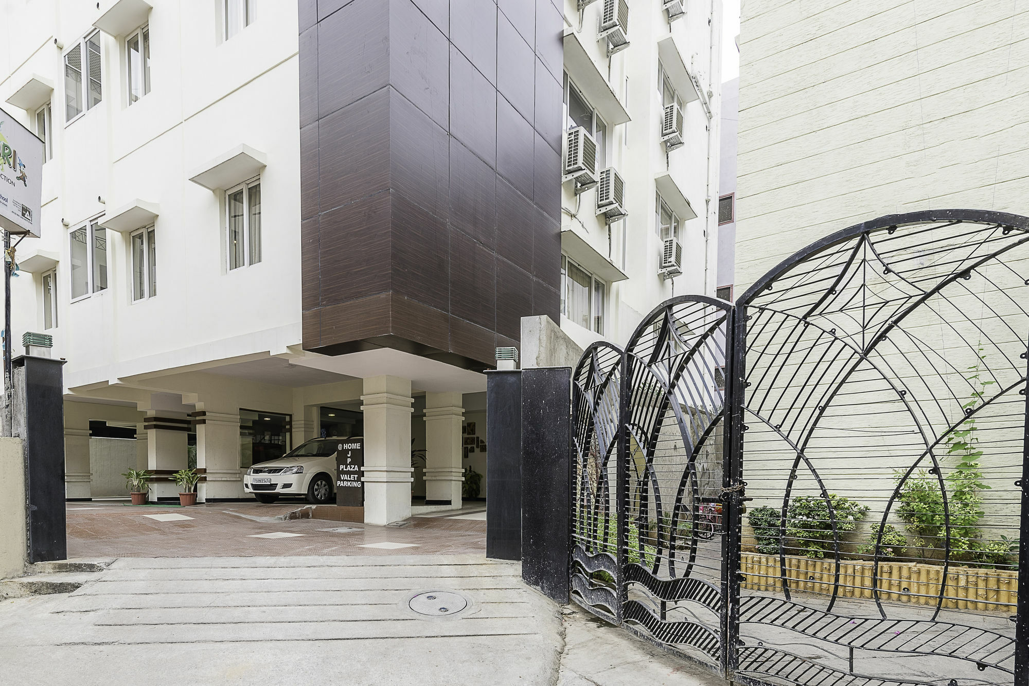 Treebo Trend Hotel Jp Plaza Nampally Хайдарабад Экстерьер фото