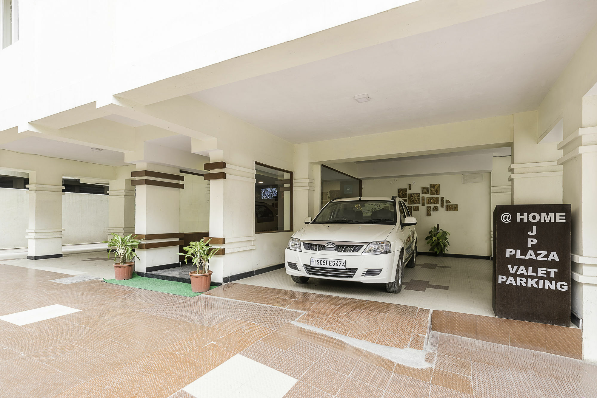 Treebo Trend Hotel Jp Plaza Nampally Хайдарабад Экстерьер фото